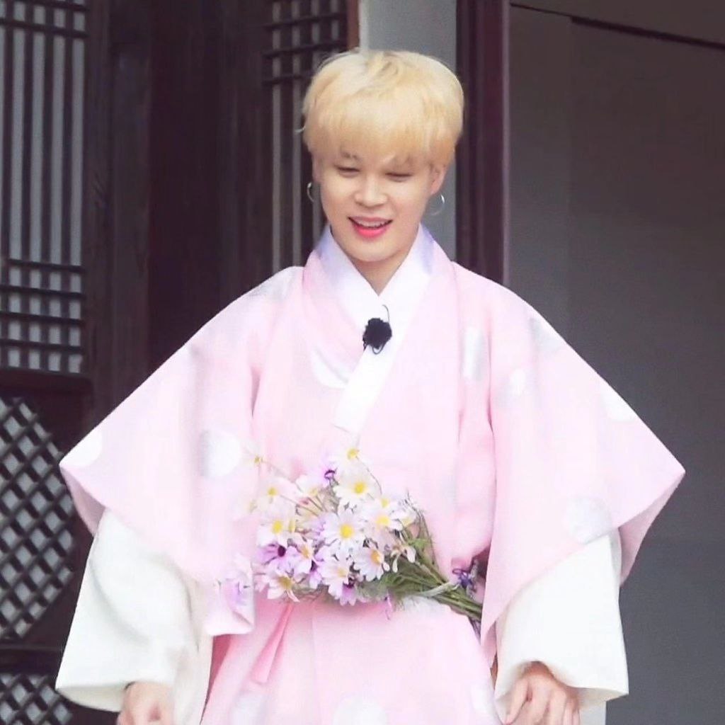 Jimin Pink hanbok doll + Pin